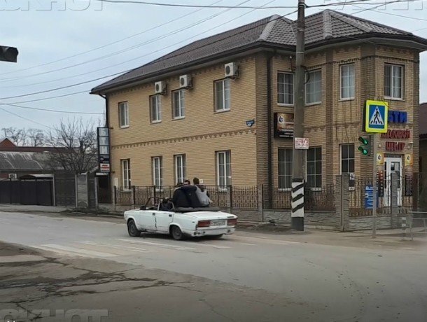 Видео покатушек на семерке-«кабриолет» ростовских подростков развеселило ростовчан