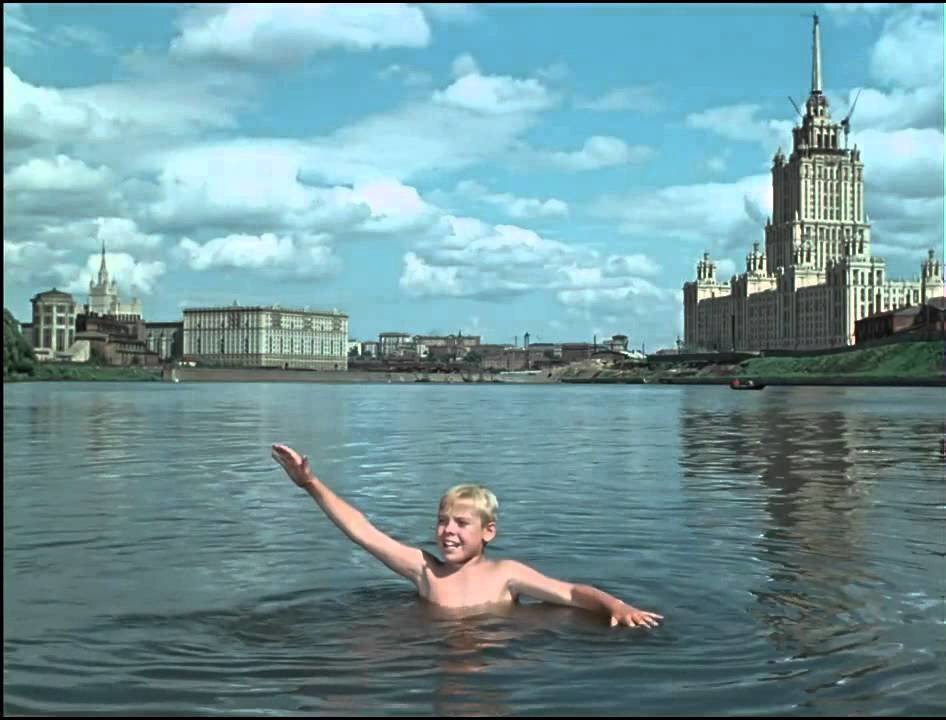В это трудно поверить, но в 1956 году в Москва - реке можно было спокойно куп...