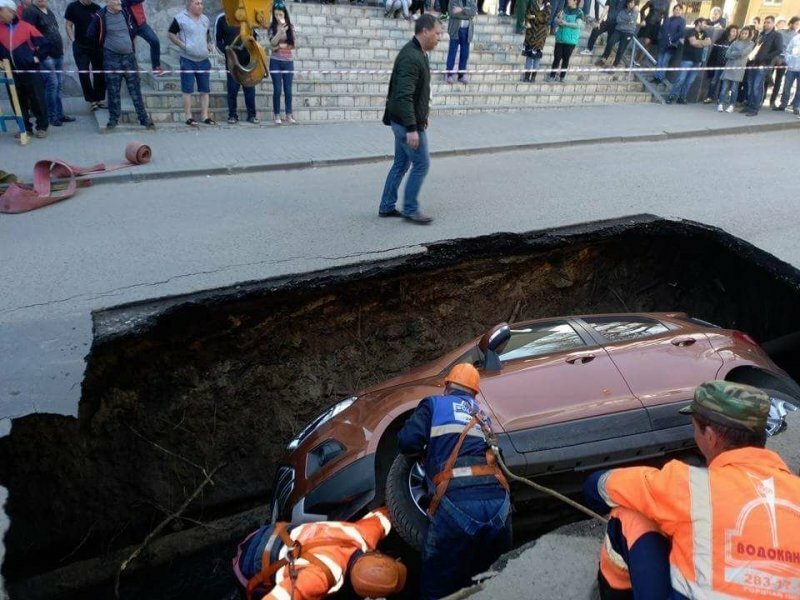 В Ростове припаркованный автомобиль полностью провалился под землю