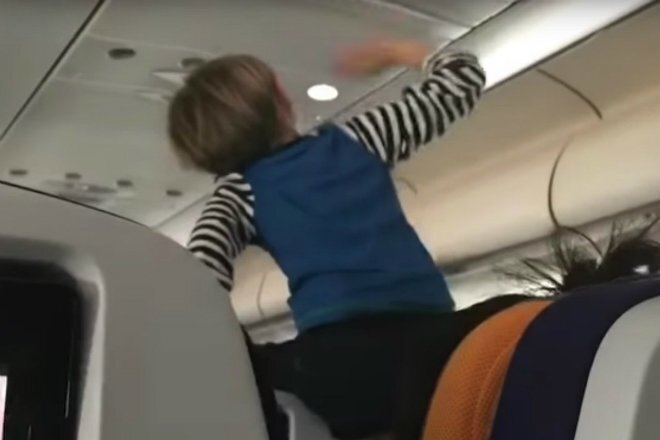 Ужасное поведение  ребенка в самолете