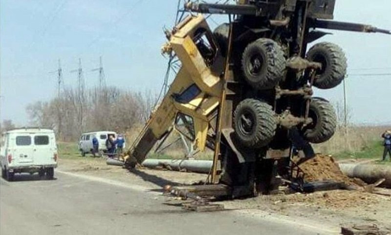 В Ростовской области автокран встал на дыбы, при попытке поднять столб опоры ЛЭП
