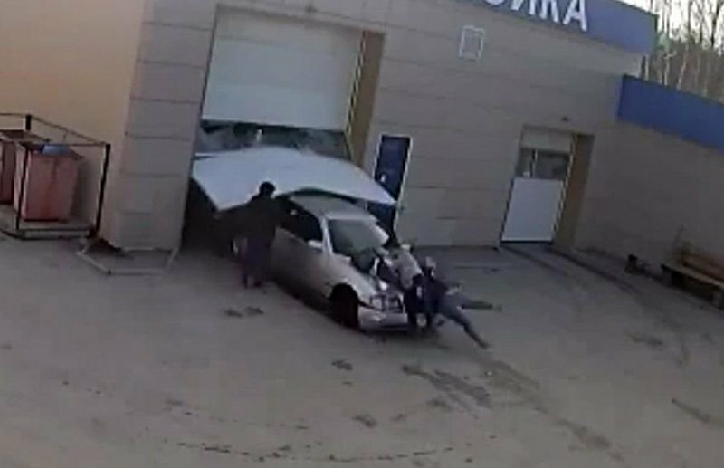 Автомойщик на чужой машине сбил двух женщин в Березовском