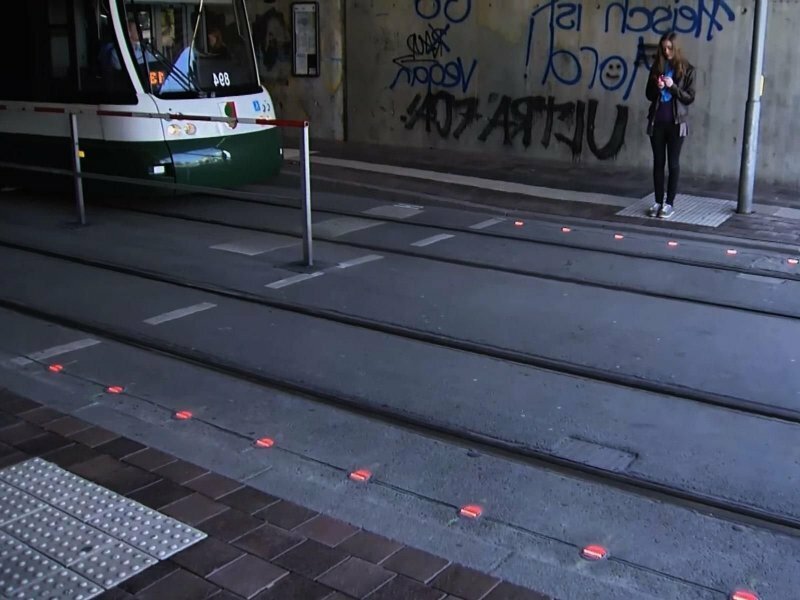"Лежачие" светофоры для смартфонозависимых пешеходов в Испании