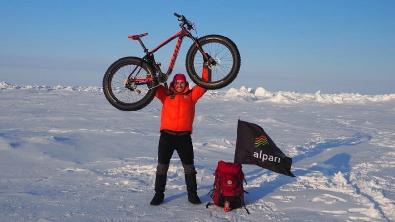 Россиянин первым в мире достиг Северного полюса на велосипеде