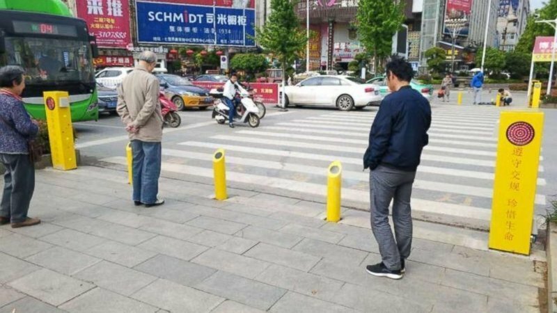 В Китае придумали, как бороться с теми, кто переходит дорогу на красный свет