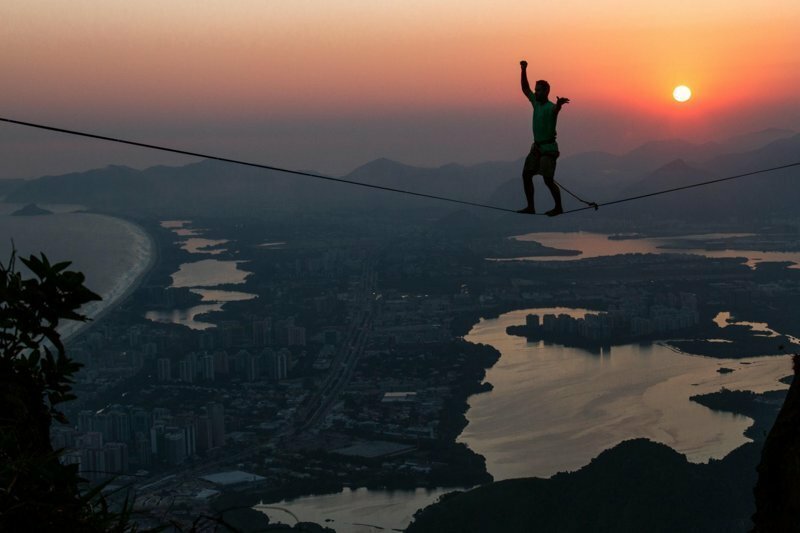Не смотрите вниз: фотографии бесстрашных смельчаков над пропастью в Рио-де-Жанейро