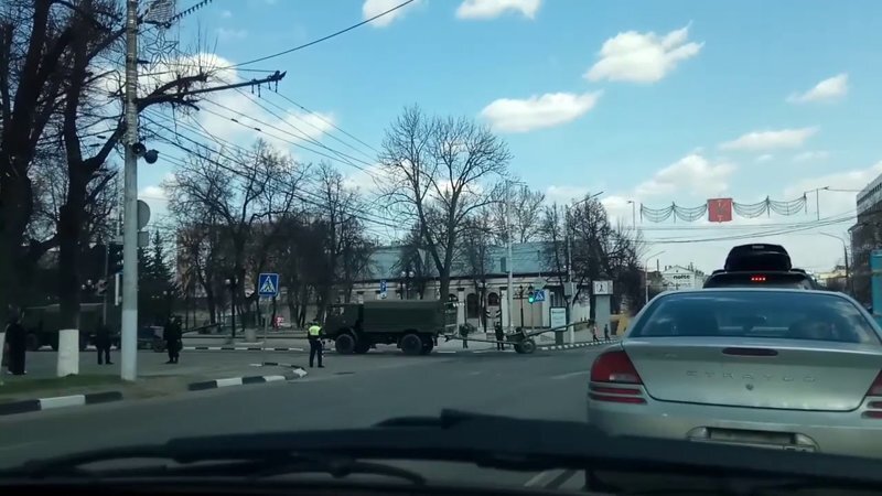 Туляки сняли на видео движение колонны военной техники по пр. Ленина