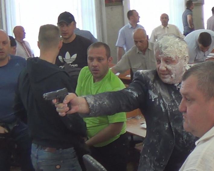 Украинский депутат открыл огонь прямо на заседании городского совета