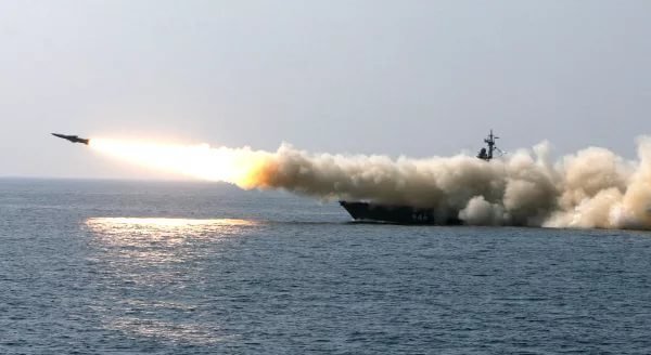Новейшая противолодочная ракета Москит разнесла корабль в щепки