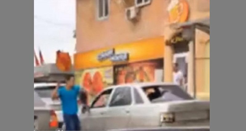В Ростове нервный автолюбитель разнес чужую машину нунчаками