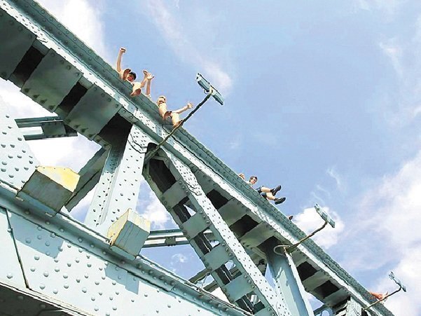 На Андреевском мосту подростки устроили опасные игры