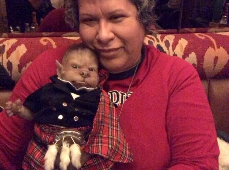 Женщина потратила десятки тысяч на куклу-оборотня, чтобы та заменила ей ребенка