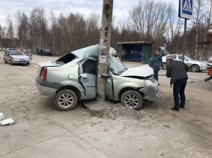 Авария дня. В Республике Коми Рено Логан на большой скорости влетел в столб