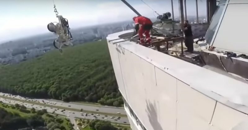 Альпинисты-монтажники случайно сняли эпичный полет стекла с 47 этажа: видео