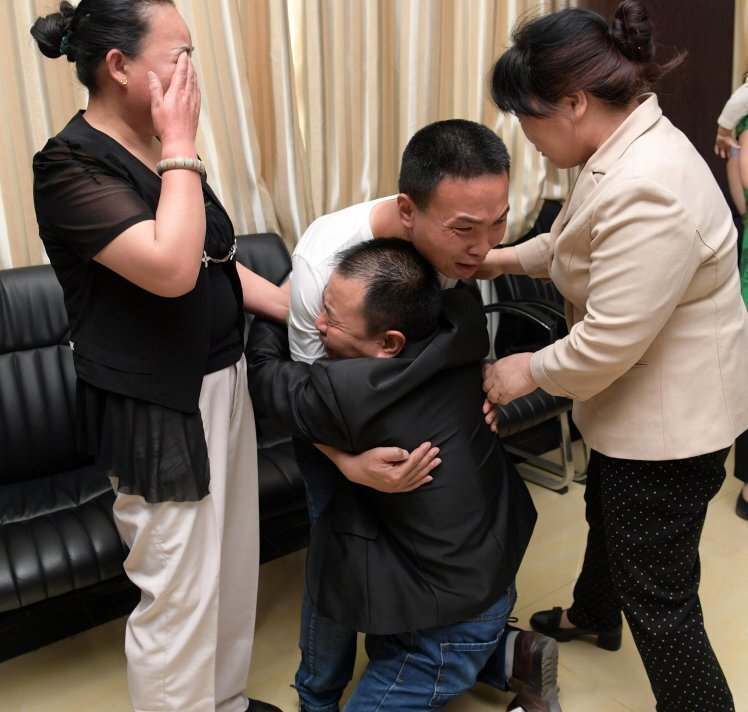 Родители плачут от радости, когда нашли пропавшего 24 года назад сына