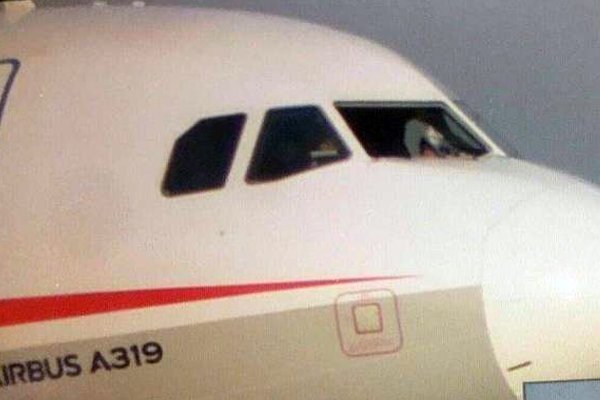 Видео из кабины китайского самолёта. Стекло трескается на глазах у пилотов на высоте 10 км