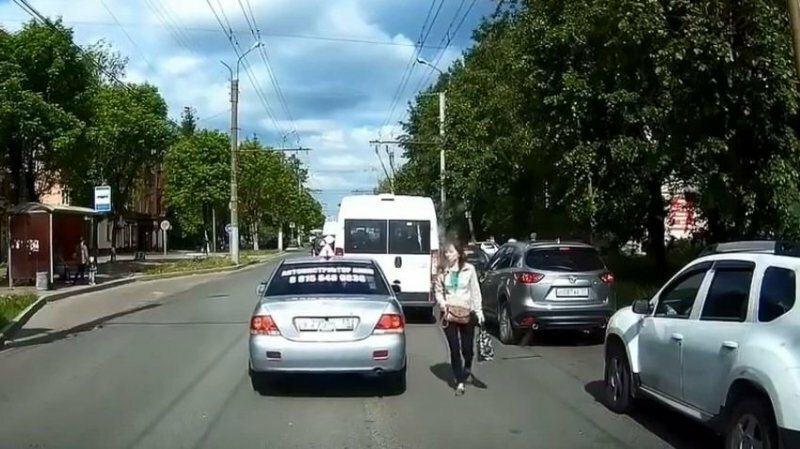 Инструктор автошколы помешал девушке перейти дорогу