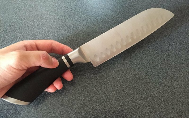 Ножи слишком резкие, и их подача - это решение для взрыва насильственных преступлений, считает судья