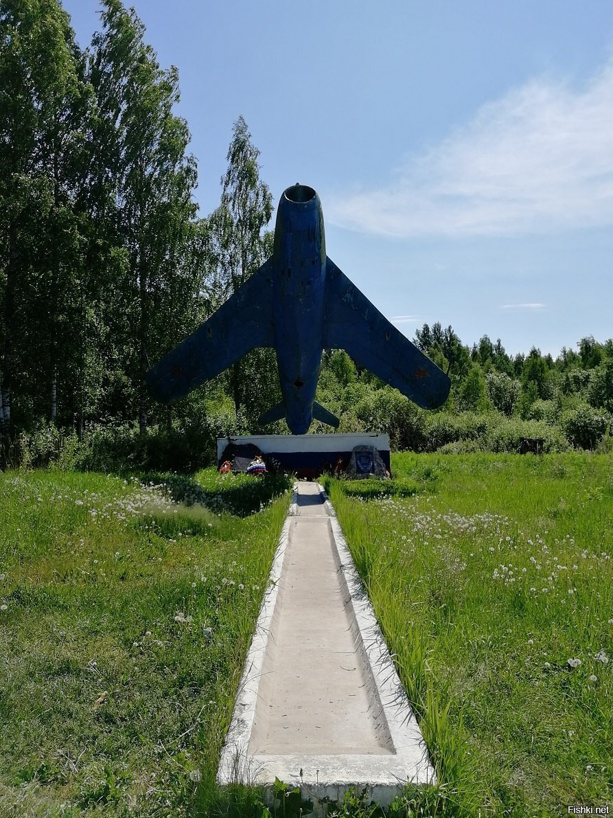 Памятник в Гдовском районе,установленный на месте военного аэродрома времен В...