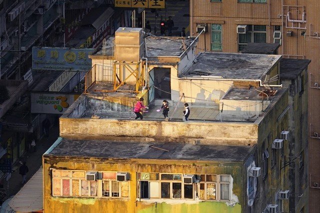 Бетонные истории: Фотограф показал, чем занимаются жители на крышах Гонконга