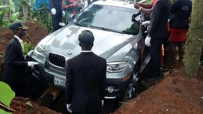 Нигериец похоронил своего отца в BMW стоимостью 66 тысяч долларов