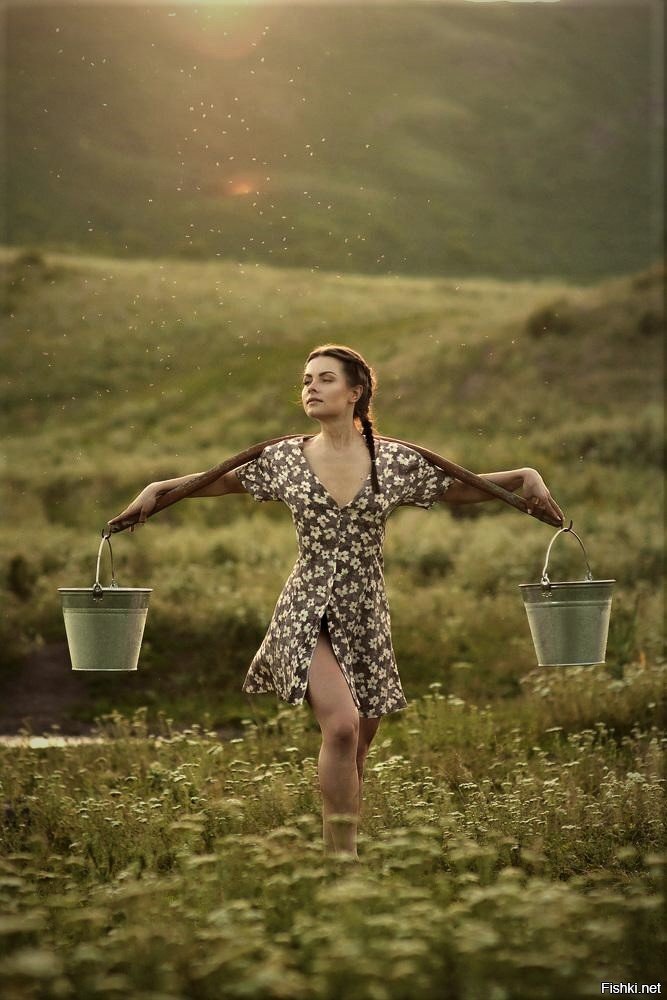 "Женщина с полными ведрами