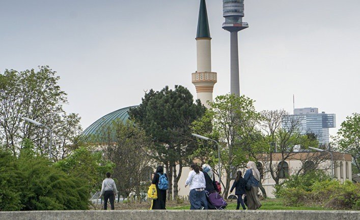 Намек для мигрантов. В Австрии начали закрывать мечети