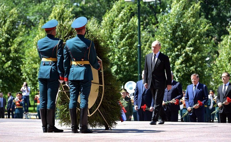 Владимир Путин отдал дань уважения павшим в Великой Отечественной войне