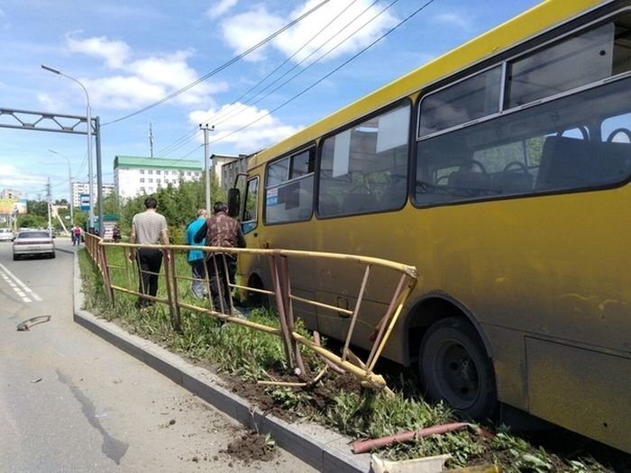Авария дня. В Хабаровске УАЗ столкнулся с автобусом