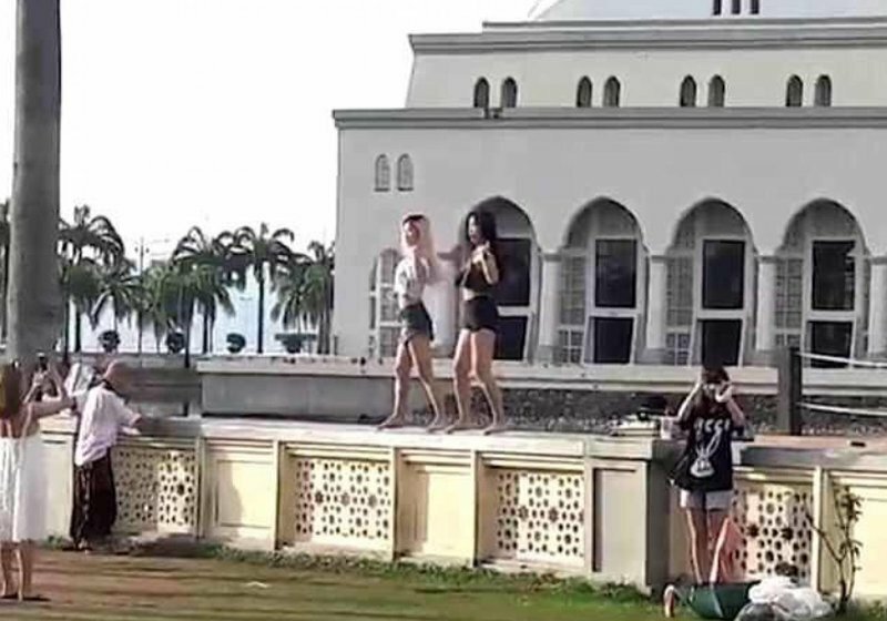 Мечеть в Малайзии закрыли для туристов из-за "сексуального танца" девушек