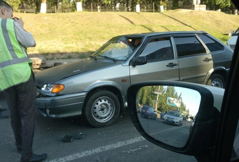 Авария дня. В Костроме мужчина выбежал прямо под машину