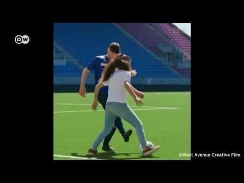 Девушка шокировала футболистов умением владеть мячом