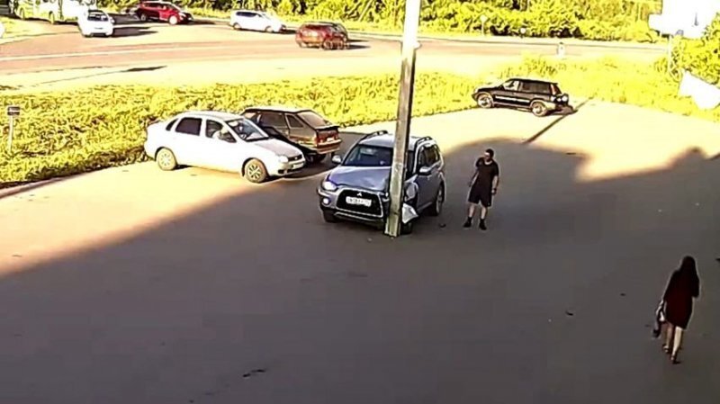 Водитель не заметил столб в самом центре парковки