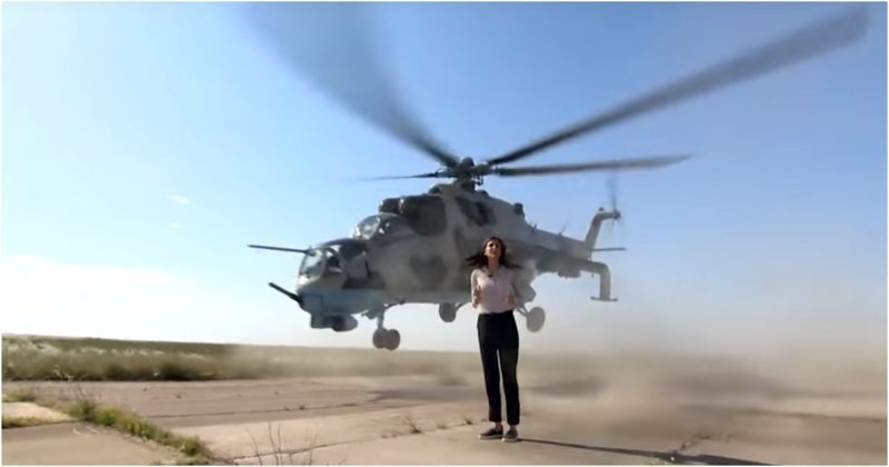 Журналистка рискнула жизнью во время репортажа о военных вертолетах