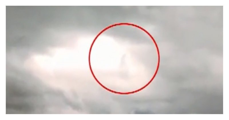 Это Иисус - пользователи сети опознали в идущем по облакам человеке сына Бога: видео