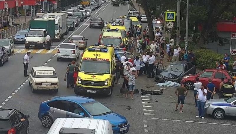 В Сочи водитель во сне сбил шестерых пешеходов и влетел в иномарку, но остался жив