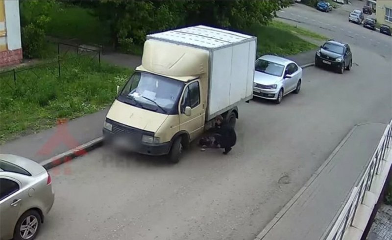 В Ярославле воришка пытался слить бензин с ГАЗели, в которой спал водитель