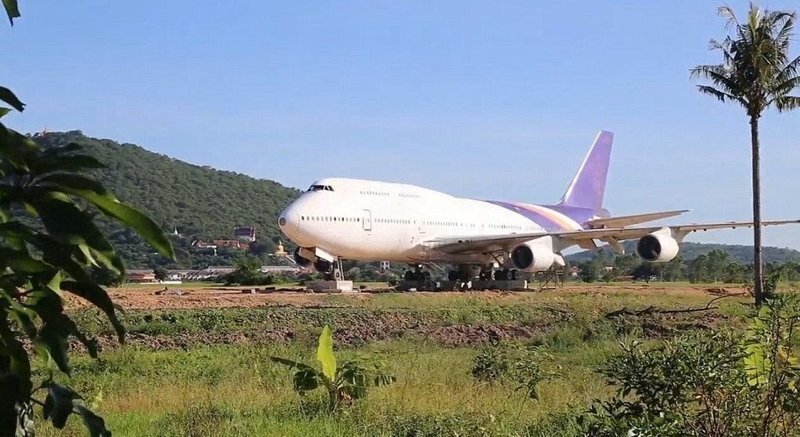 Жители тайской деревни обнаружили в поле Boeing 747