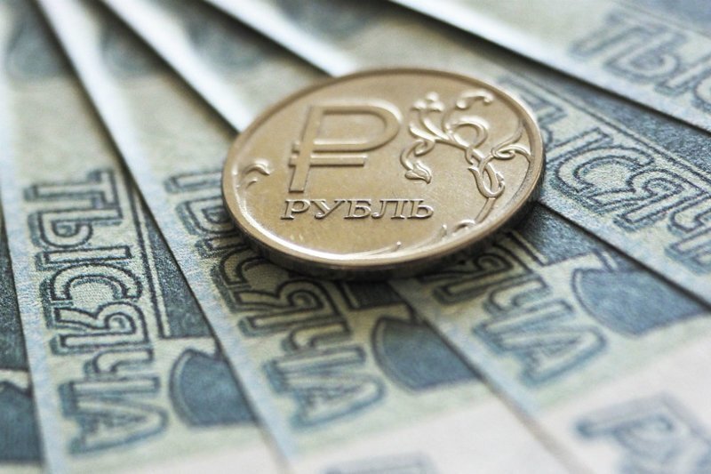 Россиянам рекомендовали отказаться от вложений в любую валюту