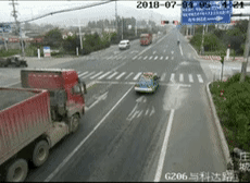 Водитель легковушки в рубашке родился