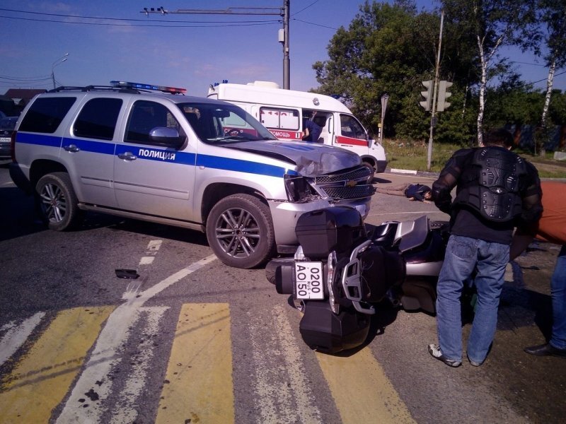 Авария дня. Полицейский внедорожник столкнулся с мотоциклом в Балашихе