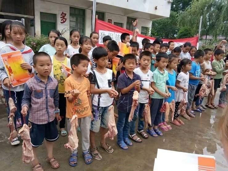Лучшим школьникам из китайской деревни подарили по килограмму свинины