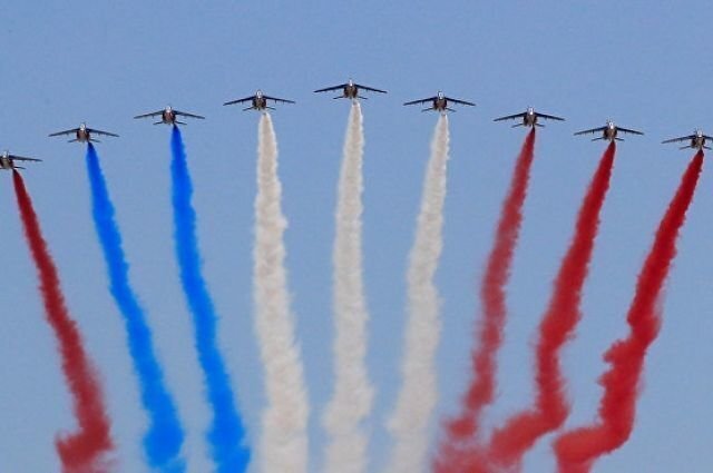 На авиашоу в Париже перепутали цвета флага Франции