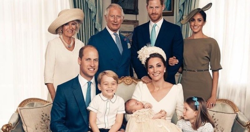 Британская королевская семья поделилась новыми снимками с крещения малыша