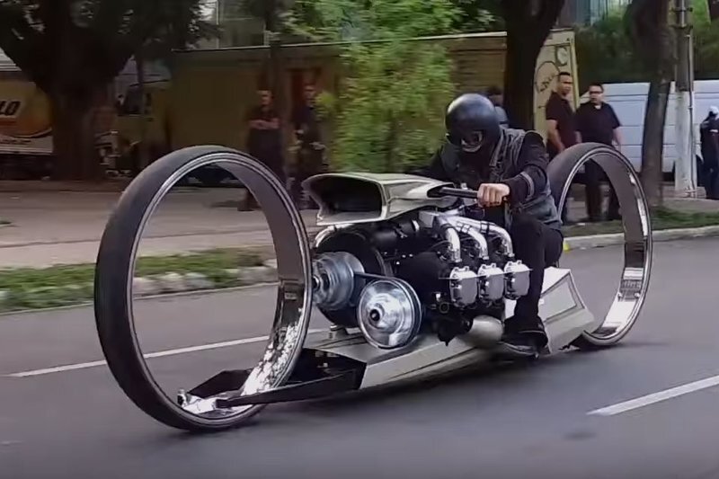 Самый необычный мотоцикл в мире с авиационным двигателем Rolls-Royce