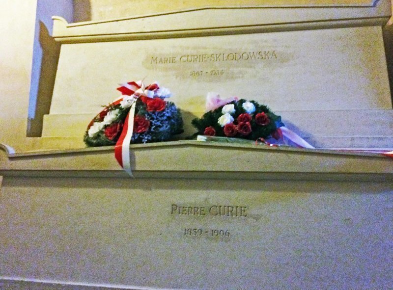 Почему останки Марии Кюри лежат в свинцовом гробу, а ее вещи нельзя трогать 1500 лет