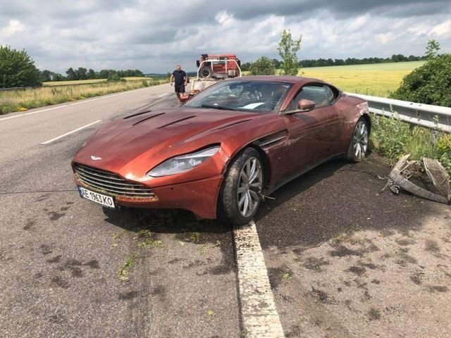 Владелец оставил на трассе Aston Martin DB11 с оригинальной запиской после аварии