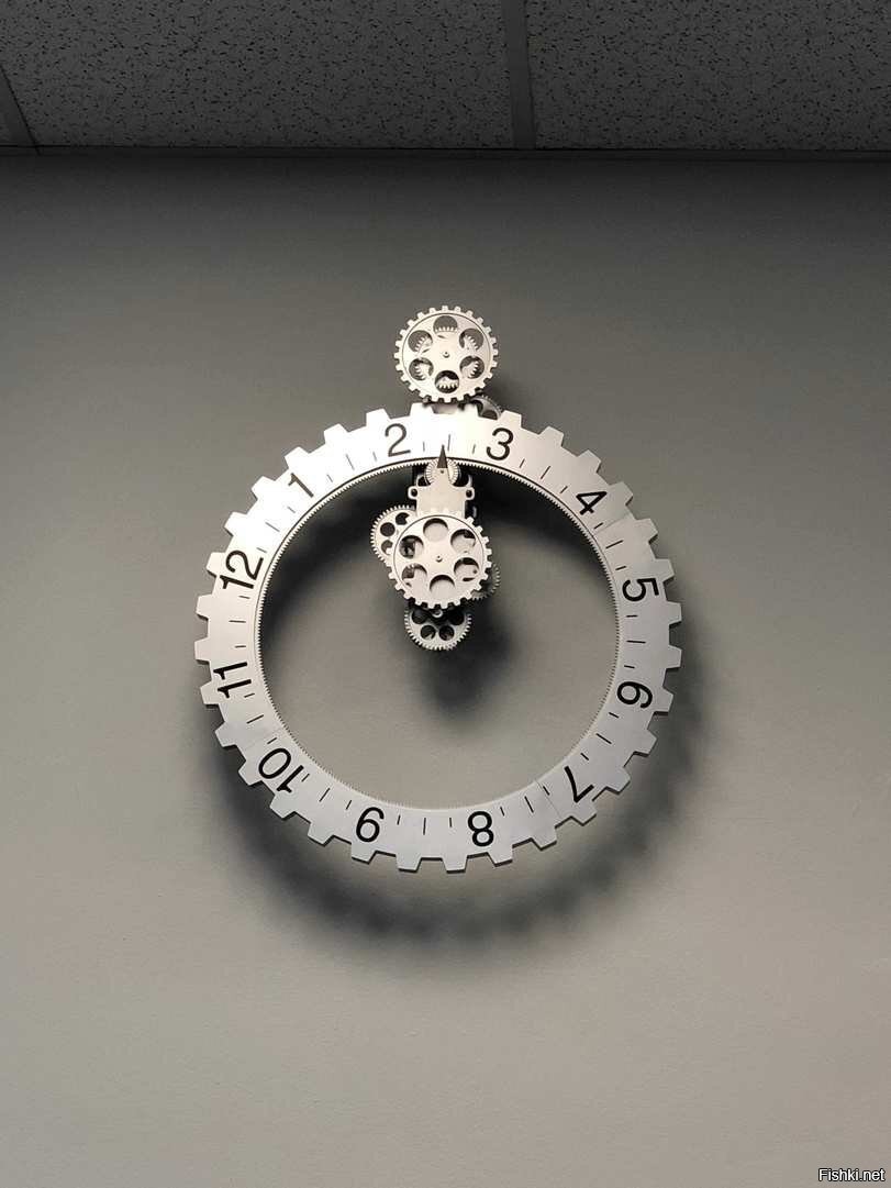 Часы оригинальной конструкции
