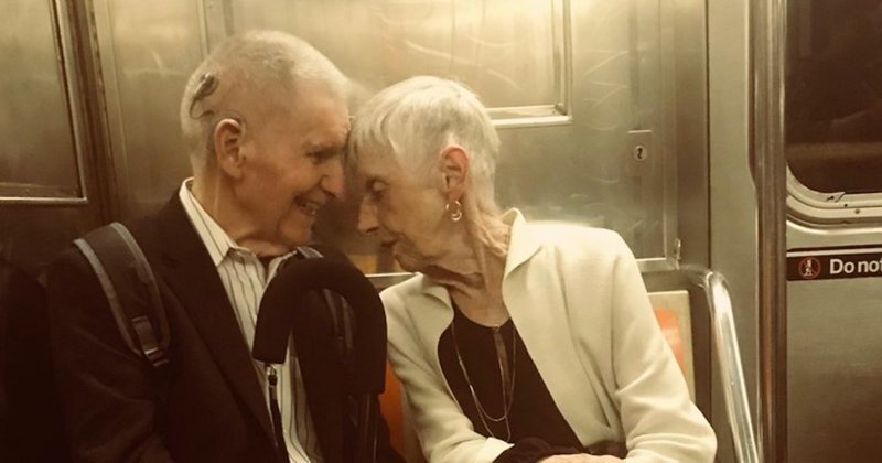 Парень сделал фото влюблённой пары в метро, и это история длиной в 65 лет