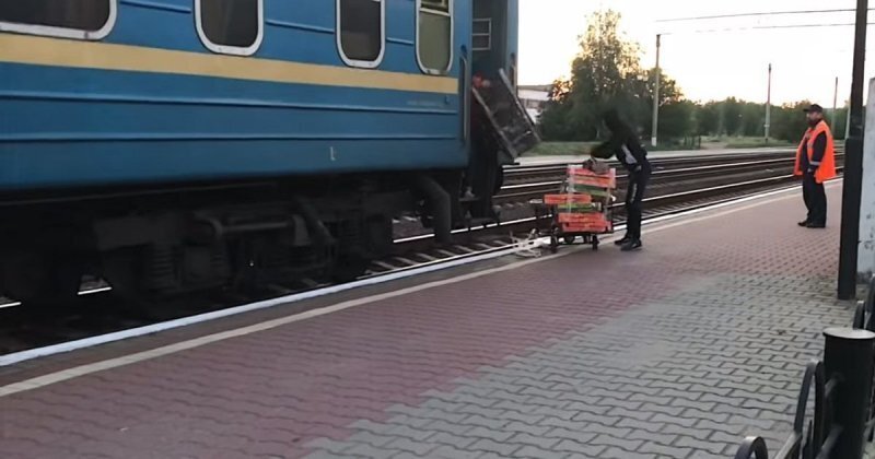 Женщина не успела вовремя загрузить ящики в поезд и осталась на вокзале